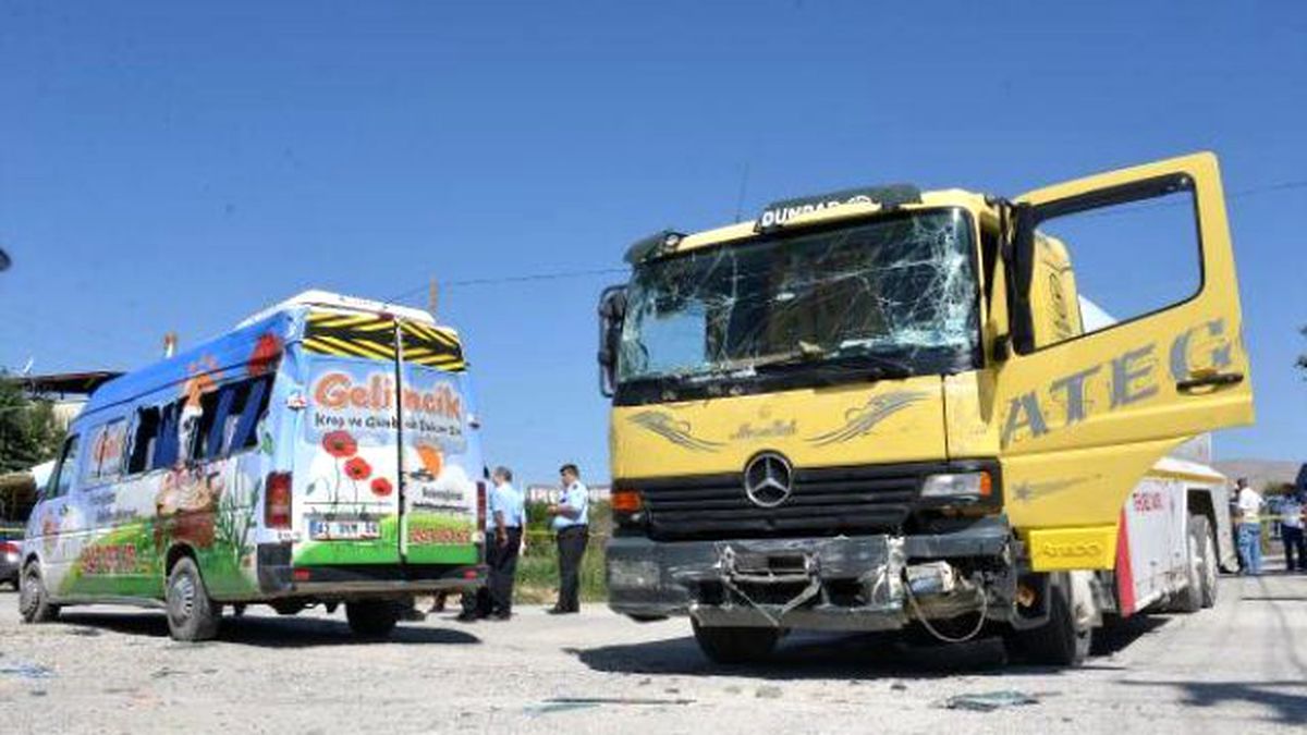 Kreş Servisi ile Tanker Çarpıştı: 15 Yaralı