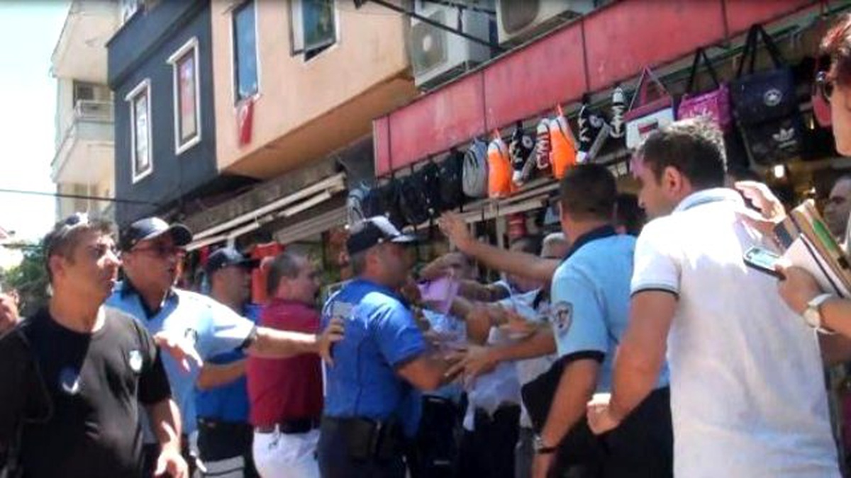 Kuşadası\'nda Esnaf ile Zabıta Arasında İşgaliye Kavgası