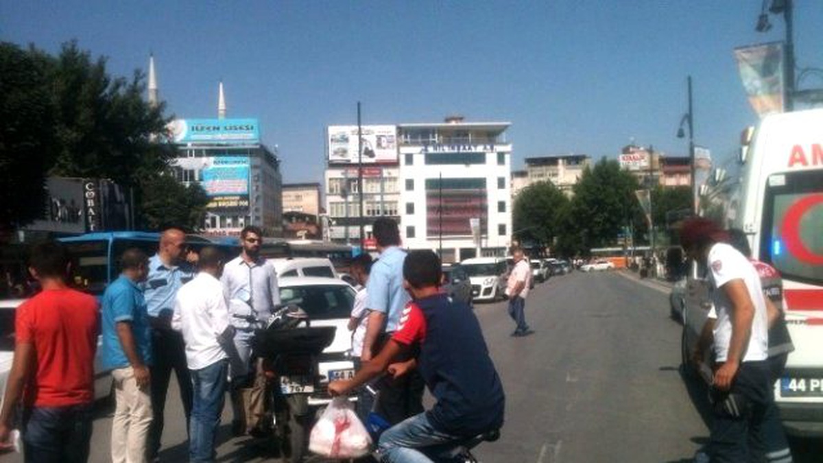 Malatya\'da Motosikletle Otomobil Çarpıştı: 1 Yaralı