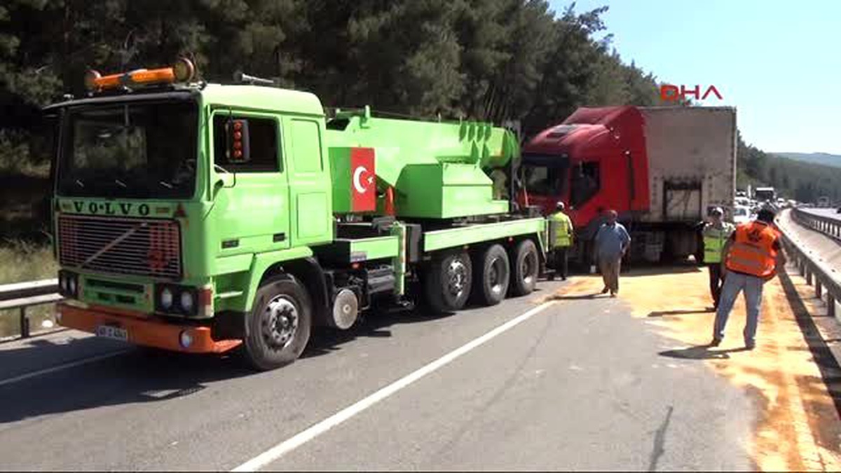 Manisa - Kaza Yapan Tır, İzmir-İstanbul Karayolu\'nu 1 Saat Trafiğe Kapattı