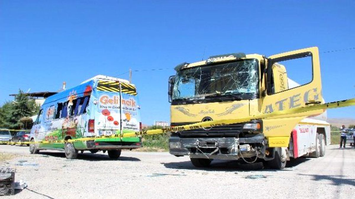 Mazot Tankeri Kreş Servisiyle Çarpıştı