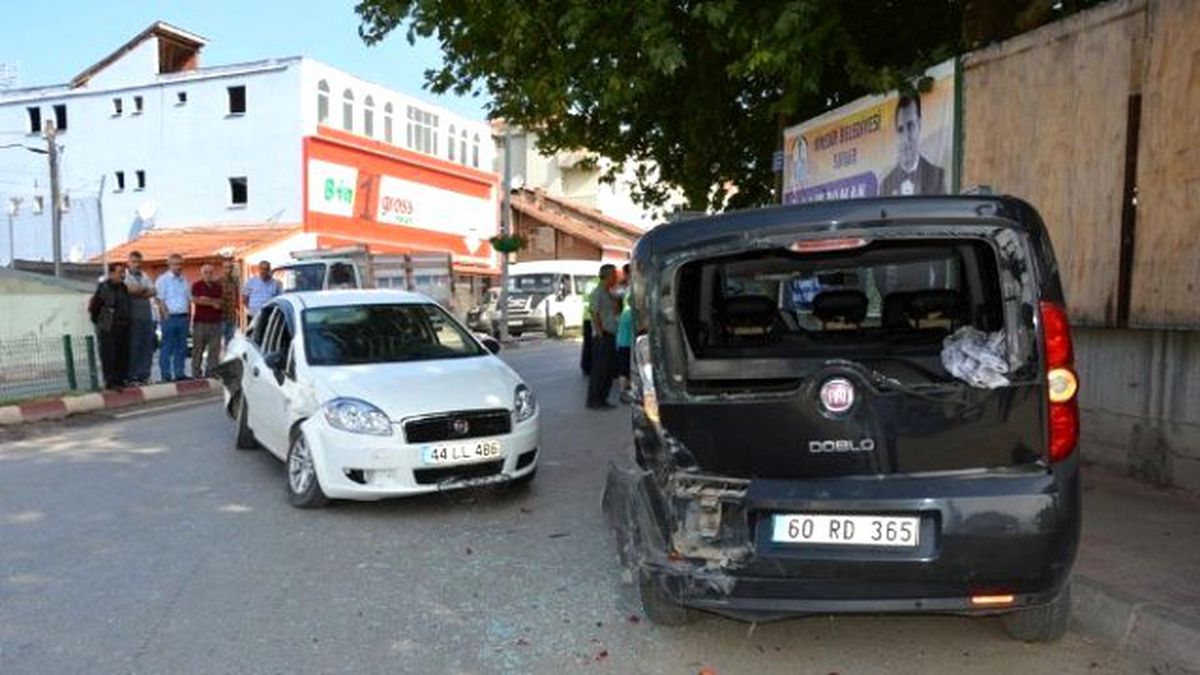 Niksar\'da Trafik Kazası: 2 Yaralı