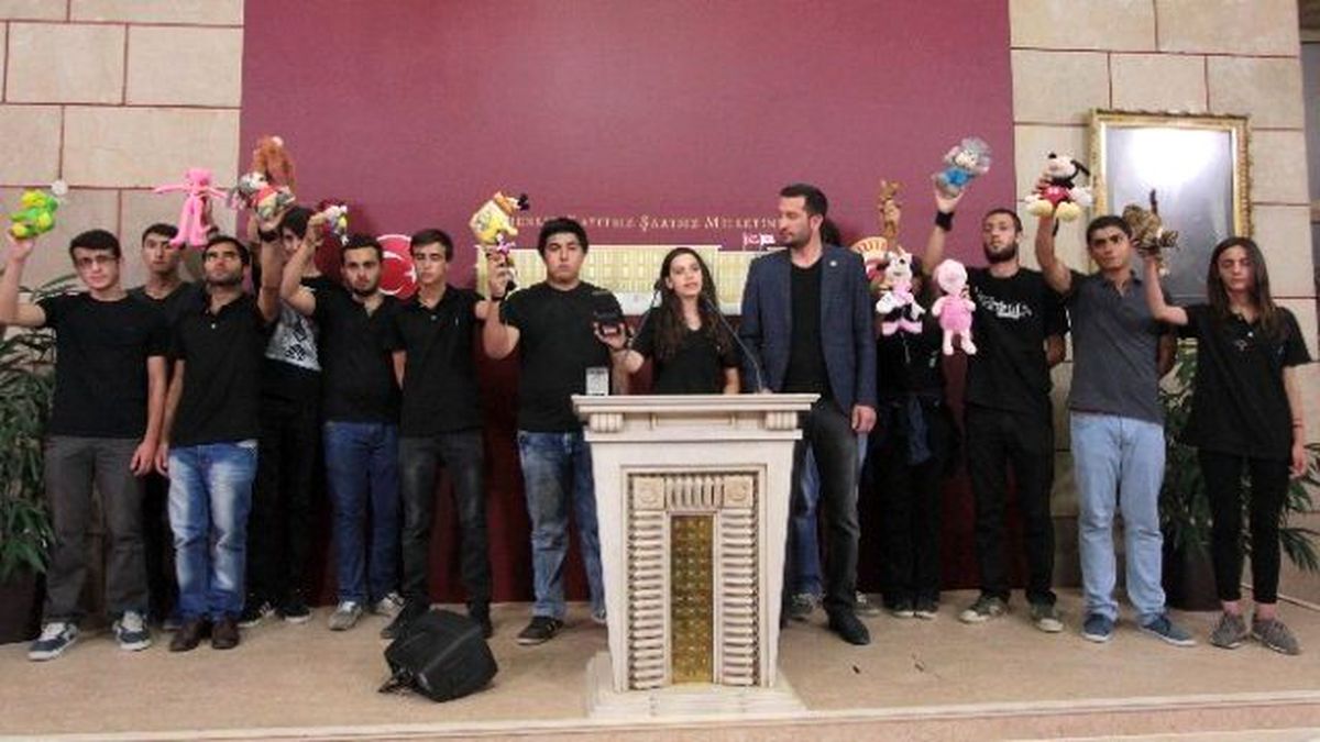Öğrencilerden Meclis\'te Oyuncaklı Tepki