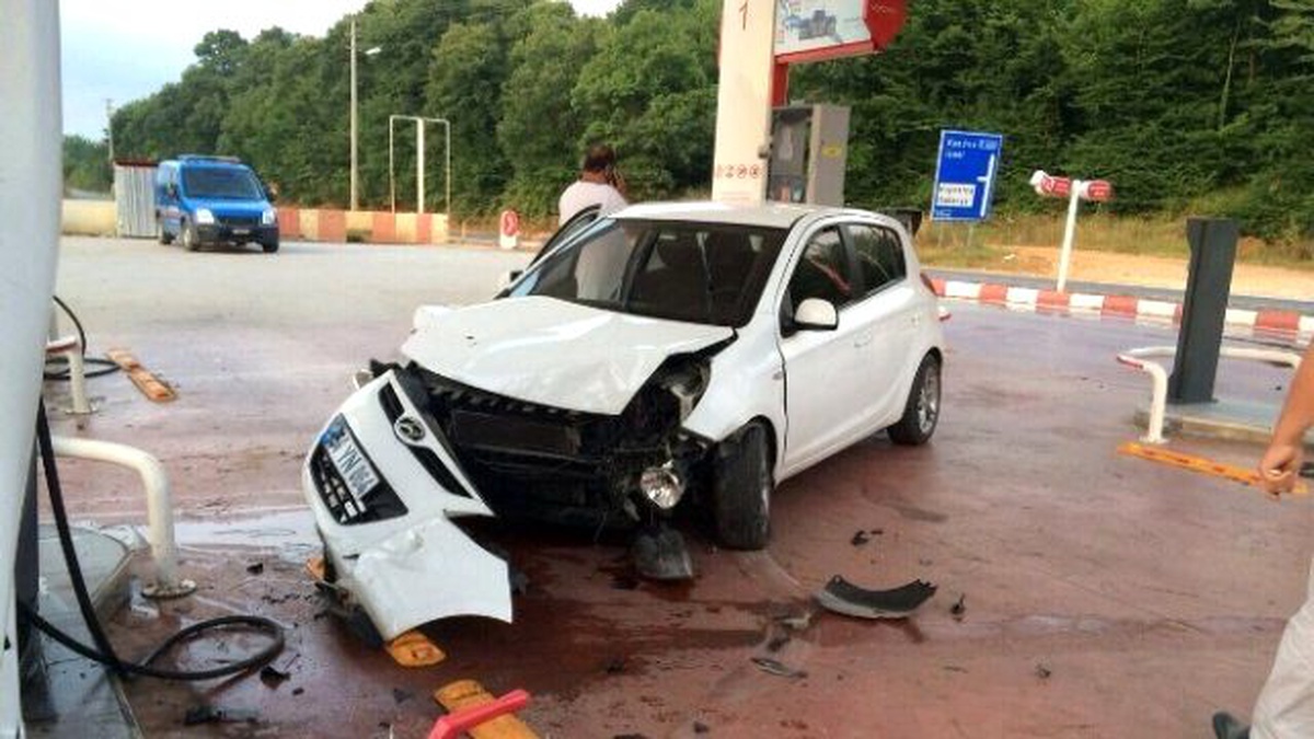Otomobil Akaryakıt İstasyonuna Girdi: 4 Yaralı
