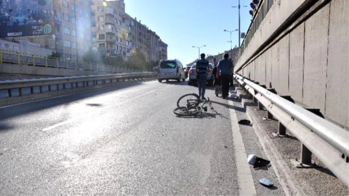 Otomobil Bisikletliye Çarptı: 1 Yaralı