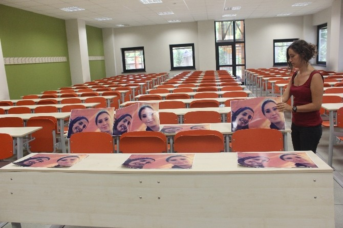 Arkadaşları Suruç\'ta Ölen Öğrencileri Andı