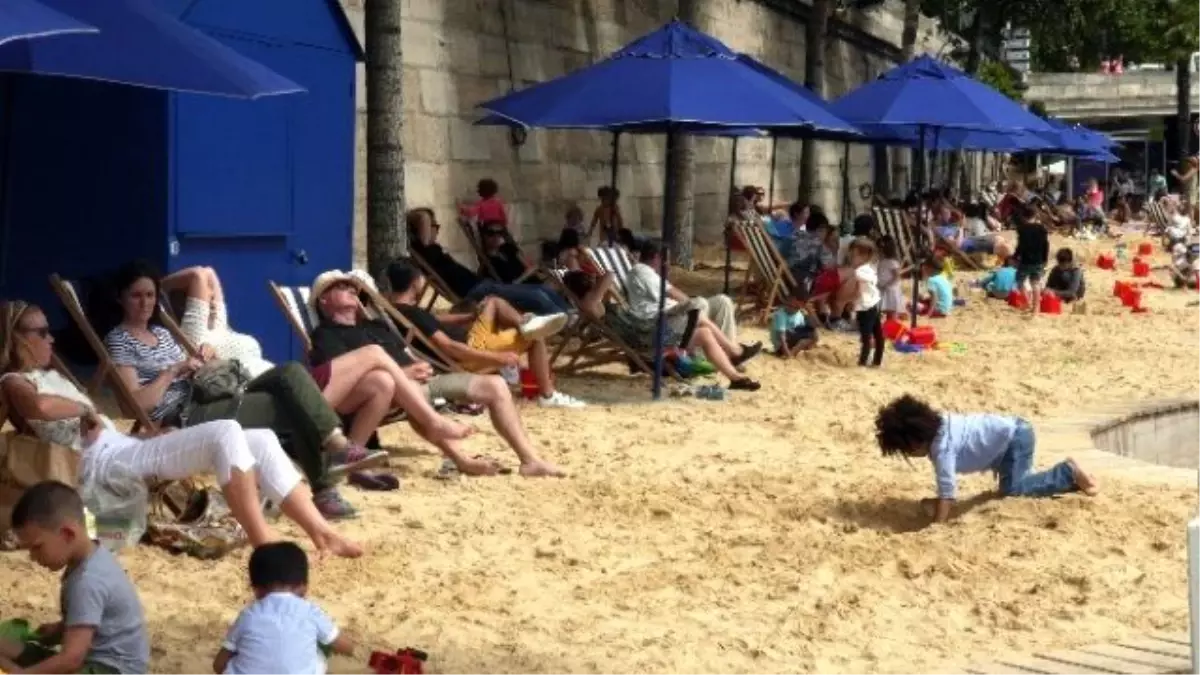 Paris Plajı Tatile Gidemeyenler İçin 14\'üncü Kez Kapılarını Açtı