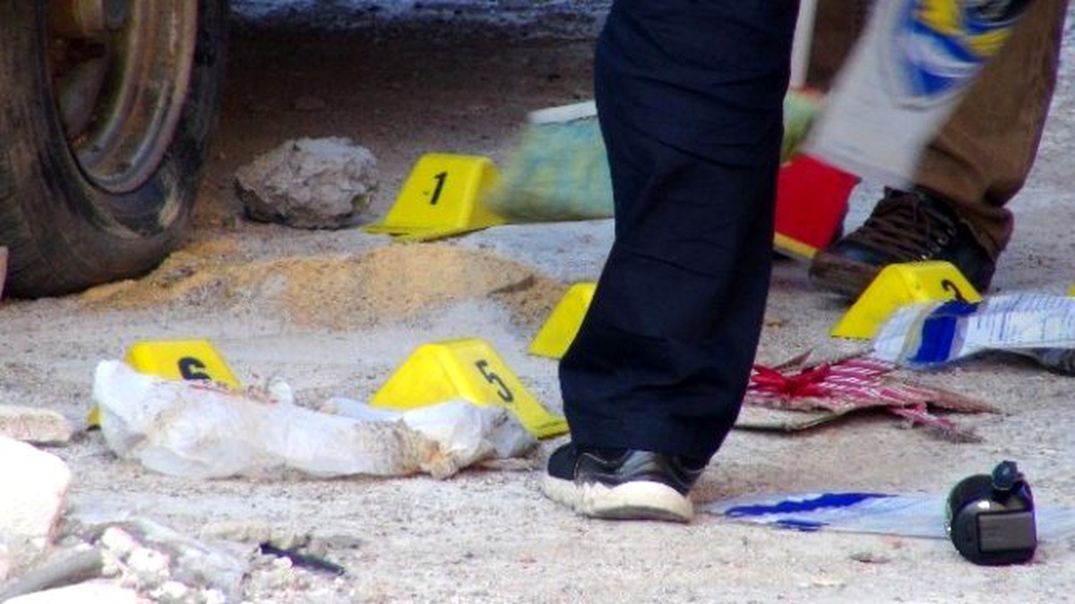 Parti Binası Girişine Konulan Paketten El Yapımı Bomba Çıktı