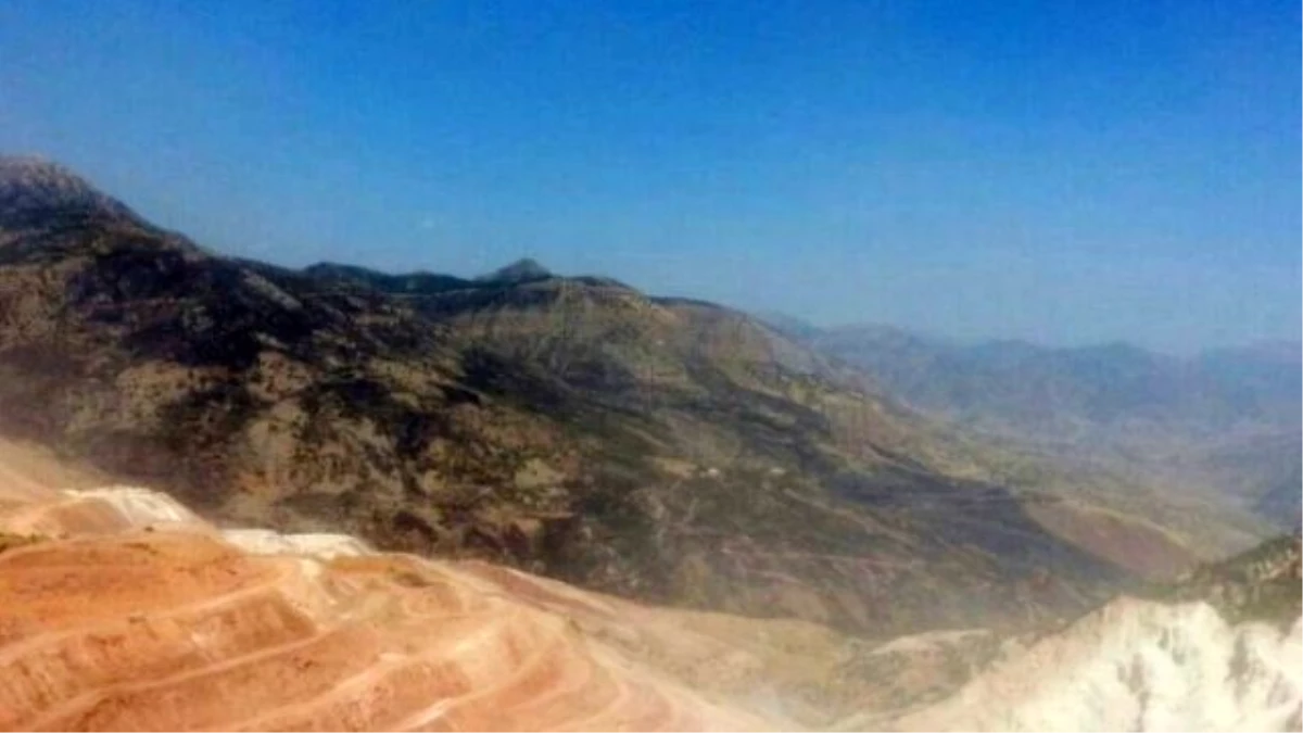 PKK\'lılar Cudi Dağı\'nda İş Makinesini Ateşe Verdi
