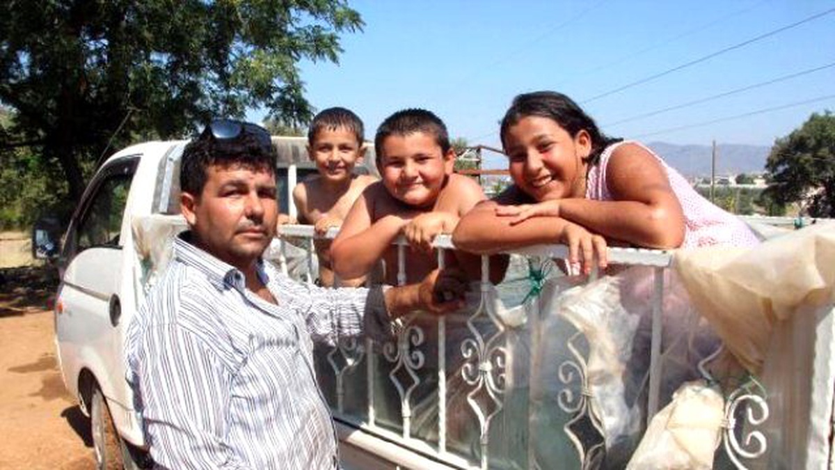 Plaj Ücretlerine Kızdı, Kamyonet Kasasını Havuz Yaptı
