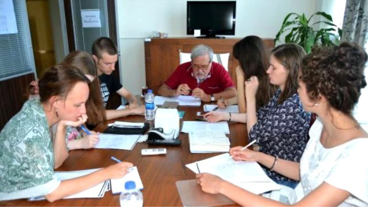 Rus Öğrencilere Osmanlıca Dersi