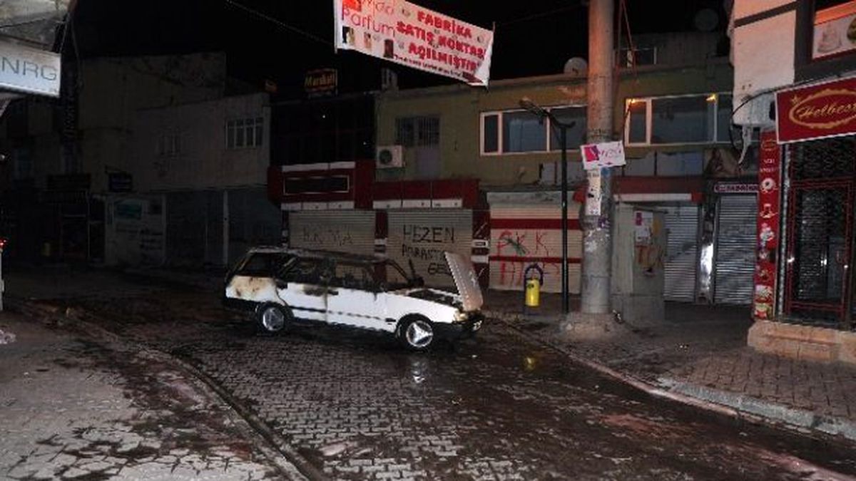 Şırnak\'ta Askerin Aracı Ateşe Verildi