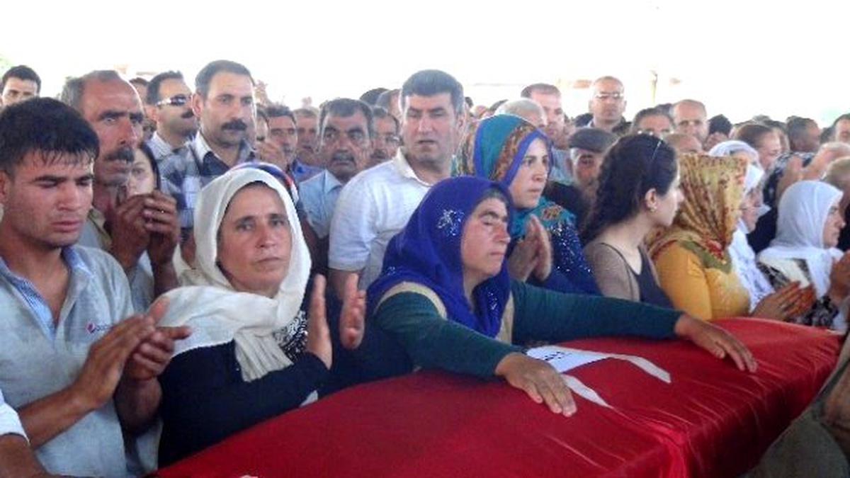 Suruç\'ta Hayatını Kaybedenler İçin Gaziantep\'te Saygı Duruşu