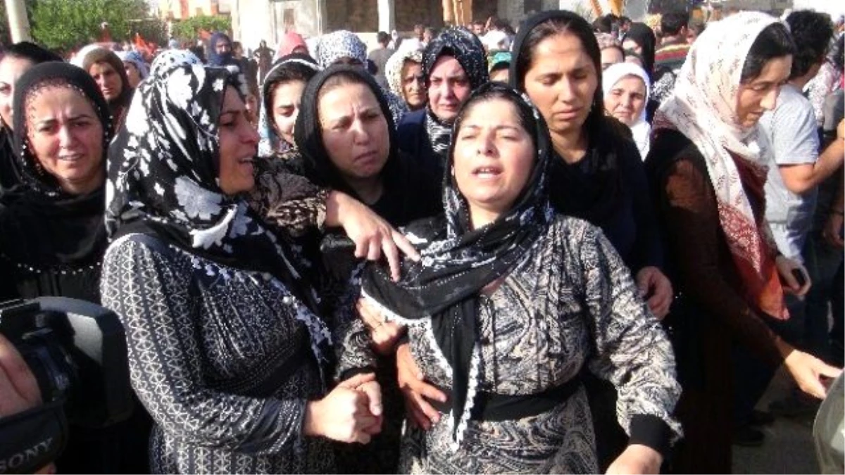 Suruç\'taki Saldırıda Hayatını Kaybeden 2 Kişi Kızıltepe\'de Toprağa Verildi