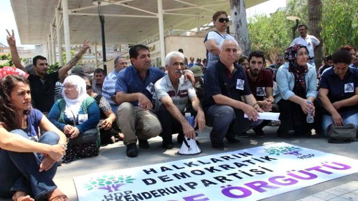Suruç\'taki Saldırıyı Oturarak Protesto Ettiler