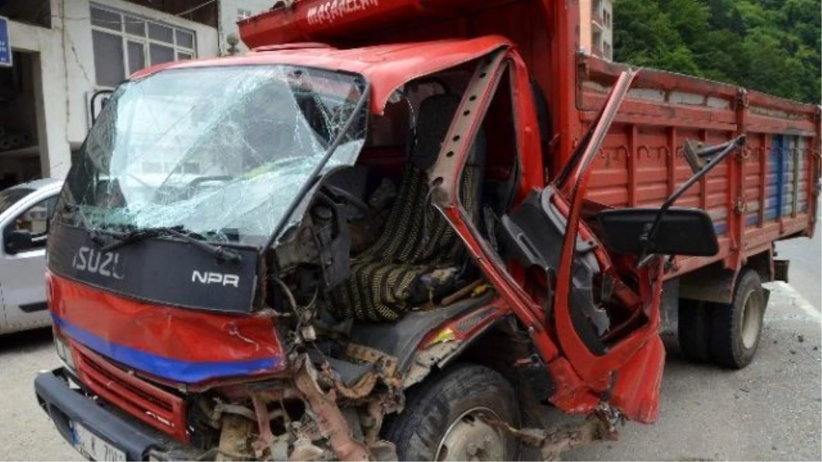 Trabzon\'da Trafik Kazası: 2 Yaralı