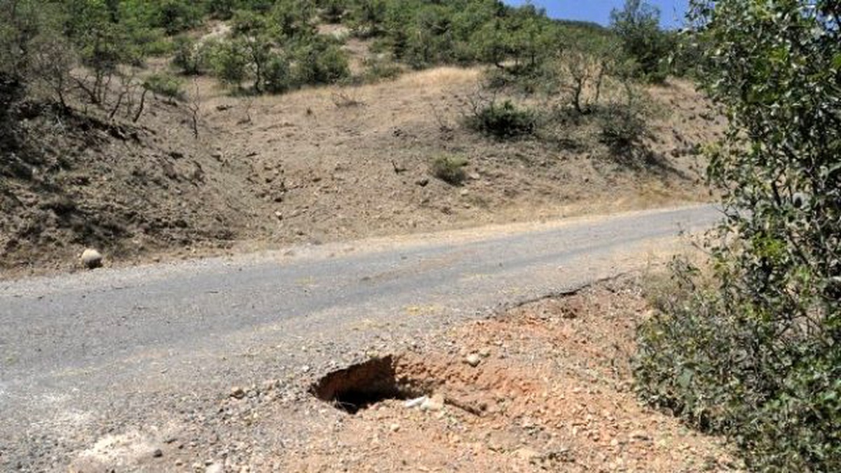 Tunceli\'de Yol Kenarına Döşenen 120 Kiloluk Bomba İmha Edildi