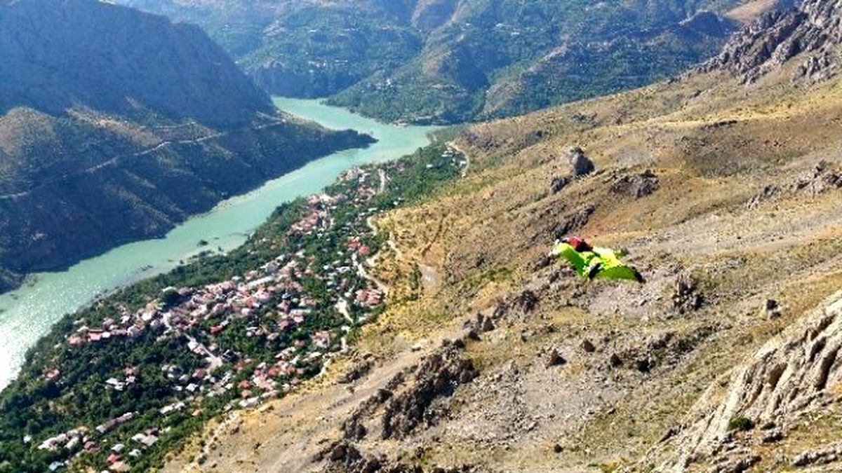 Türkiye\'de Wingsuit ve Base Jump Atlayışları İlk Defa Kemaliye\'de Yapıldı