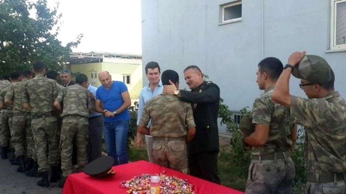 Viranşehir\'de Mehmetçik Yarbay Kaplan İçin Sevgi Seli
