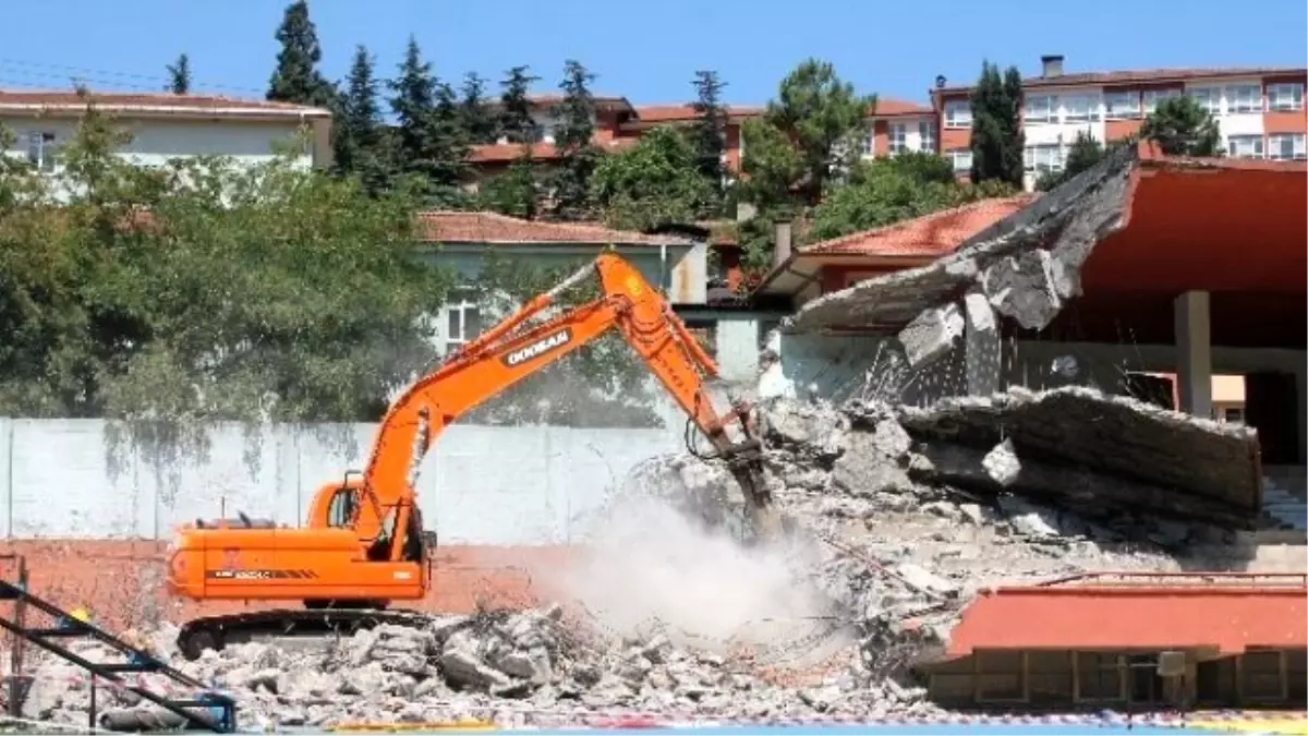 67 Yıllık Stadın Yıkımı Sürüyor