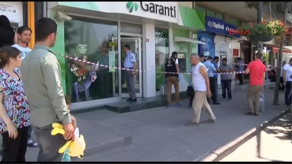 Armed Bank Rubber Vanishes With 30,000 Liras İn Istanbul