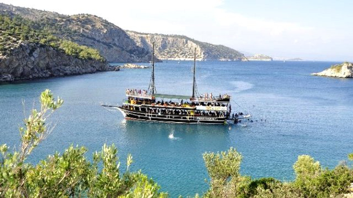 Belçikalı ve Rus Turistlerin Mersin\'de Yat Turu Keyfi