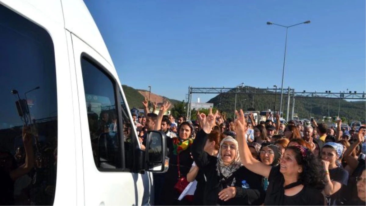 Cenazede Bozkurt İşareti Yapan Gençler Ortalığı Karıştırdı