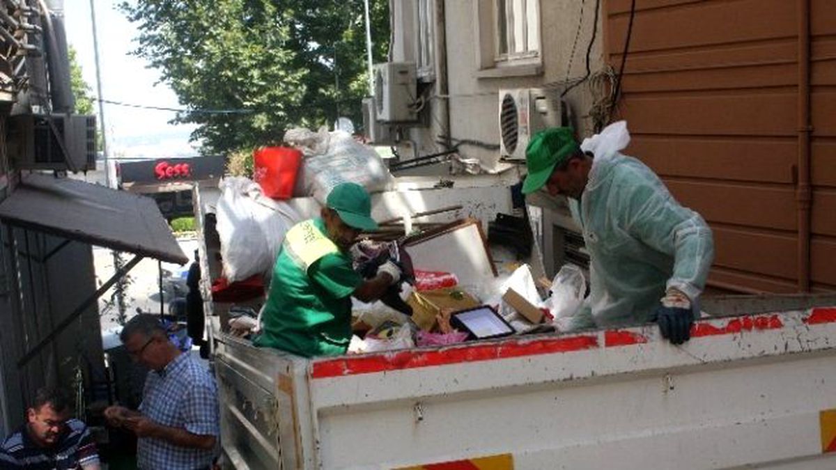 Yaşlı Kadının Evinden Kamyon Dolusu Çöp Çıktı