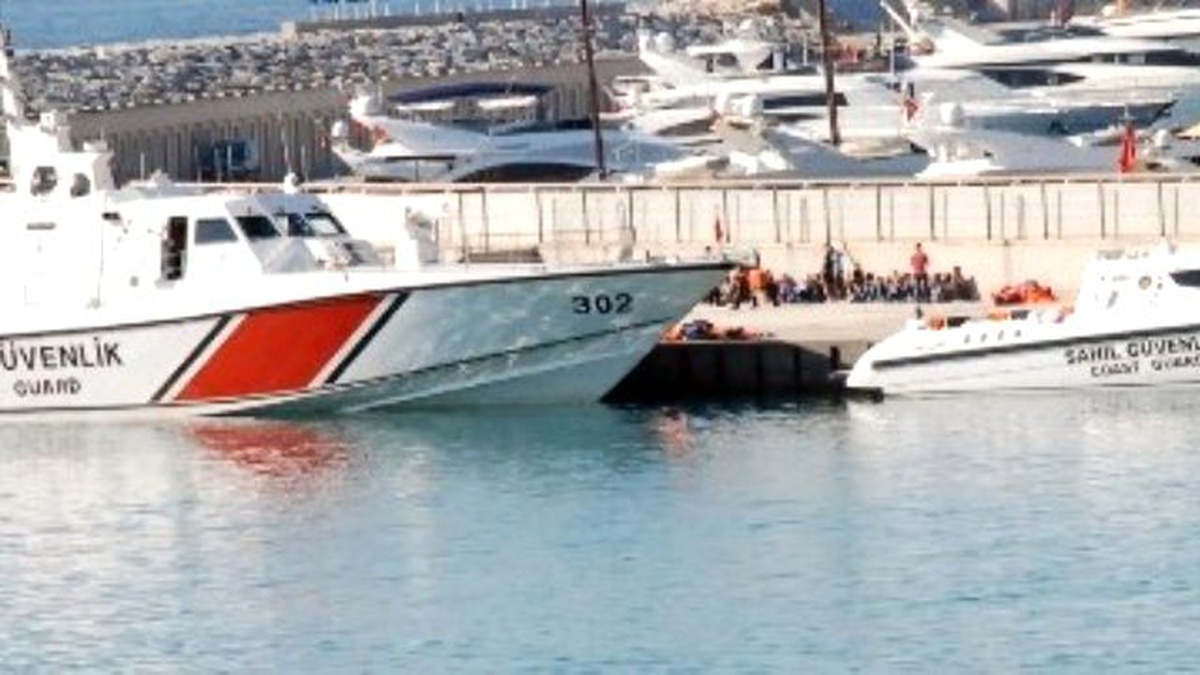 Didim\'de Sahil Güvenlik 91 Suriyeli Göçmeni Kurtardı
