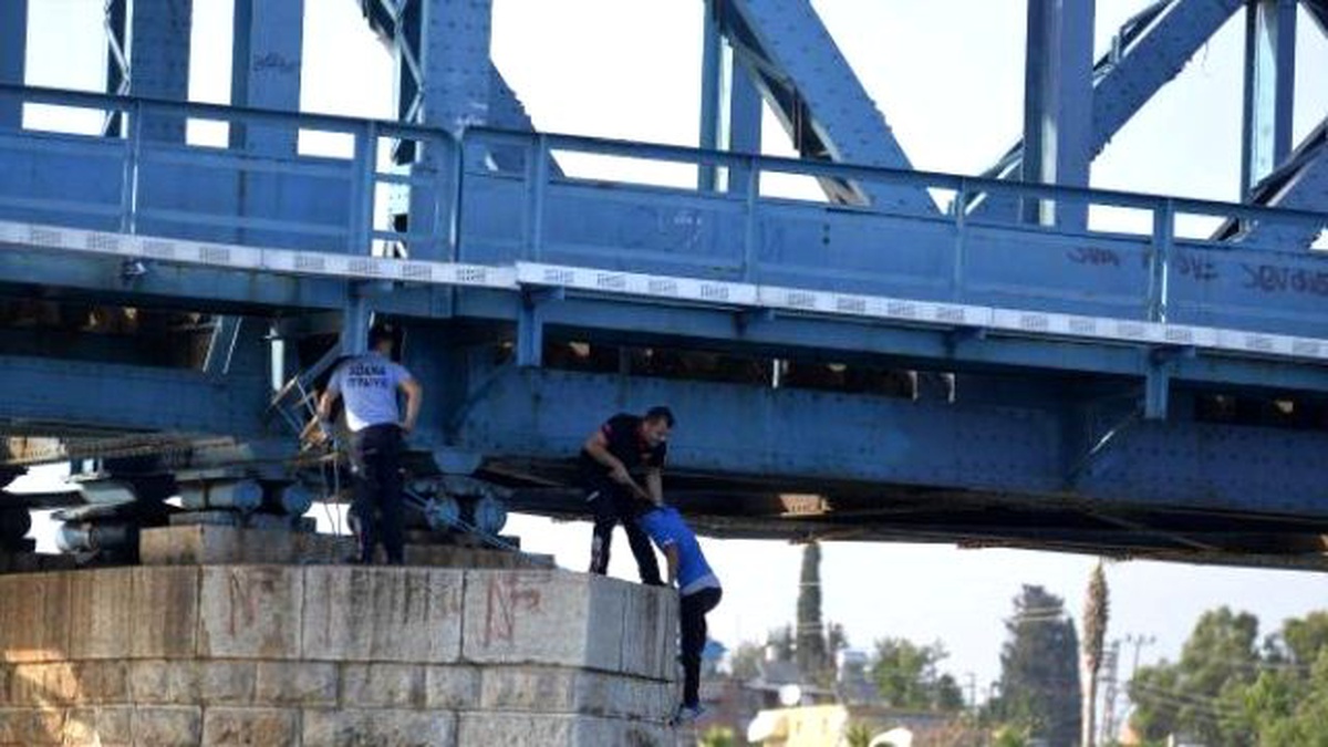 Düşürdükleri Oltayı Almak İsterken Nehirde Mahsur Kaldılar