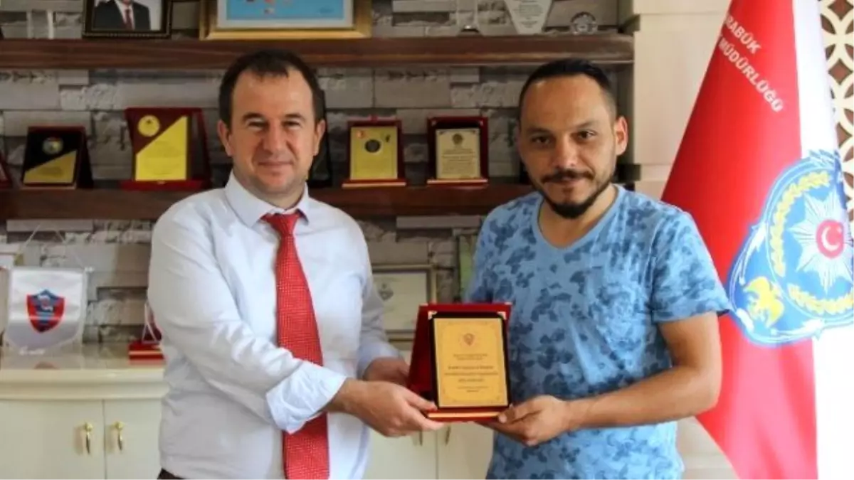 Emniyet Müdürü Tezsever\'e Plaket