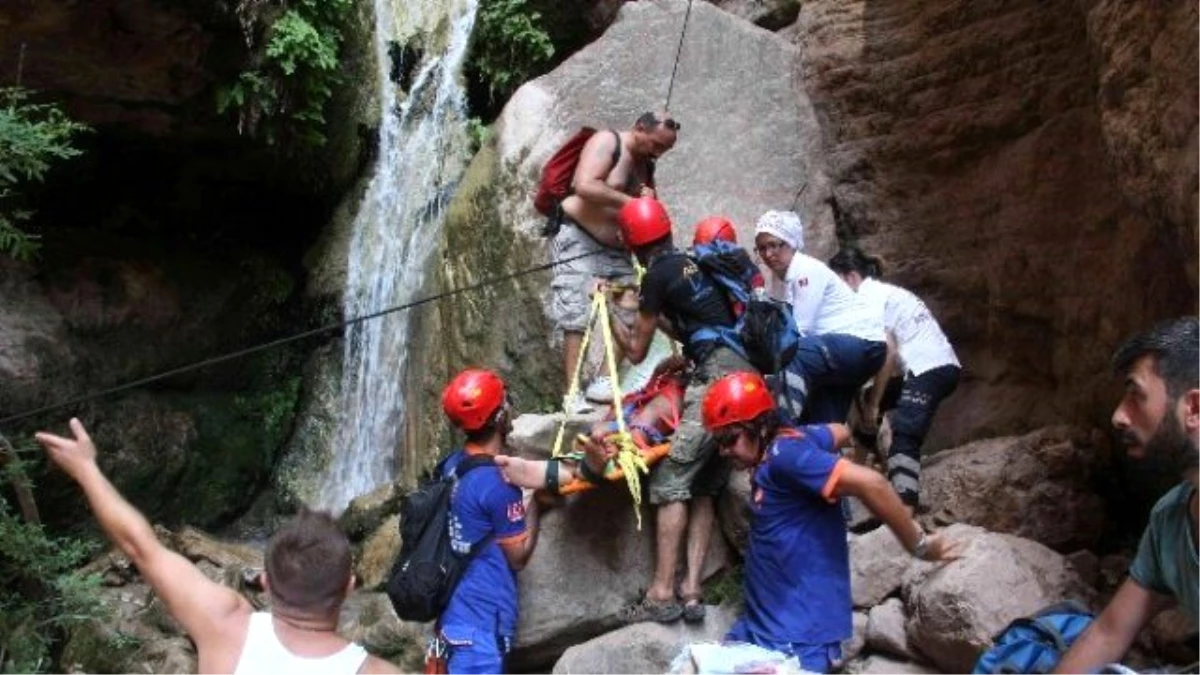 Fethiye\'de Kayalıklara Düşen Tatilciyi Umke Kurtardı