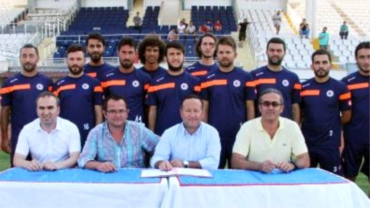 Fethiyespor\'da İç Transferde Toplu İmza Töreni