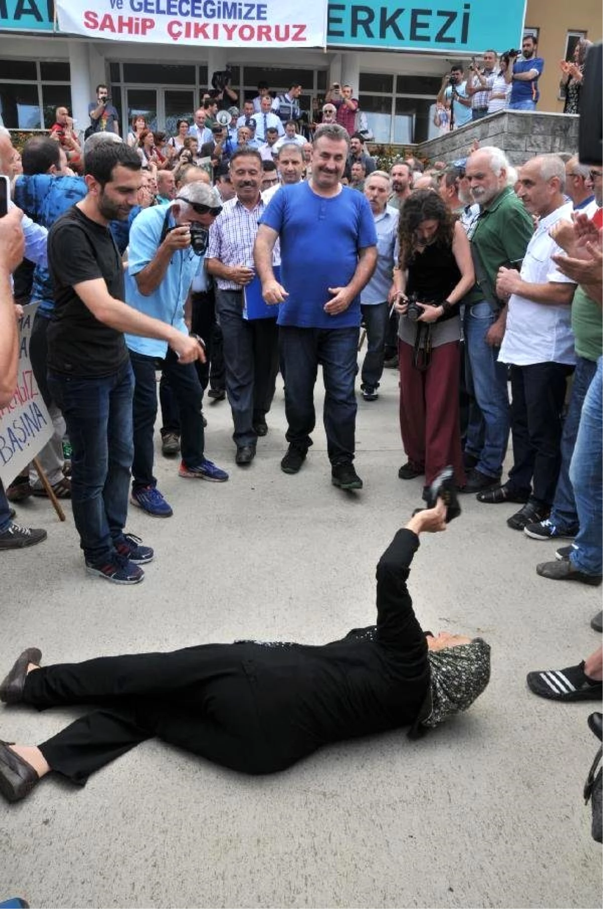 Fındıklı\'da Çed Toplantısı Protesto Edildi; \'Bizden Bir Kaşık Su Alamazlar\'