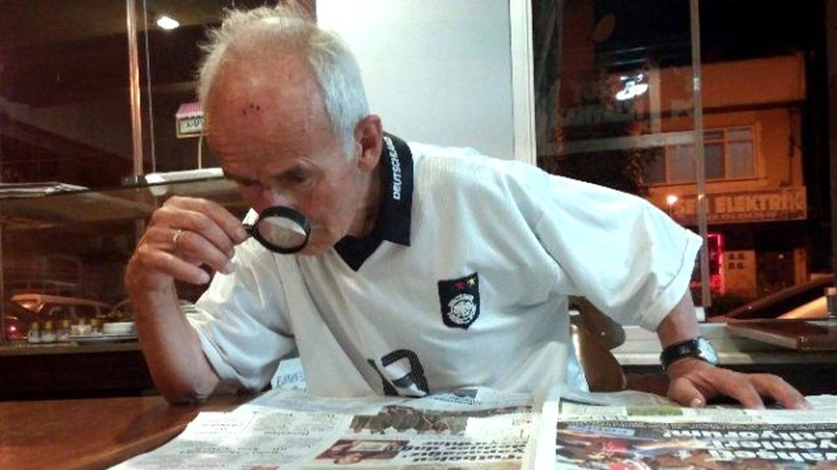 Gazeteleri Büyüteçle Okuyor