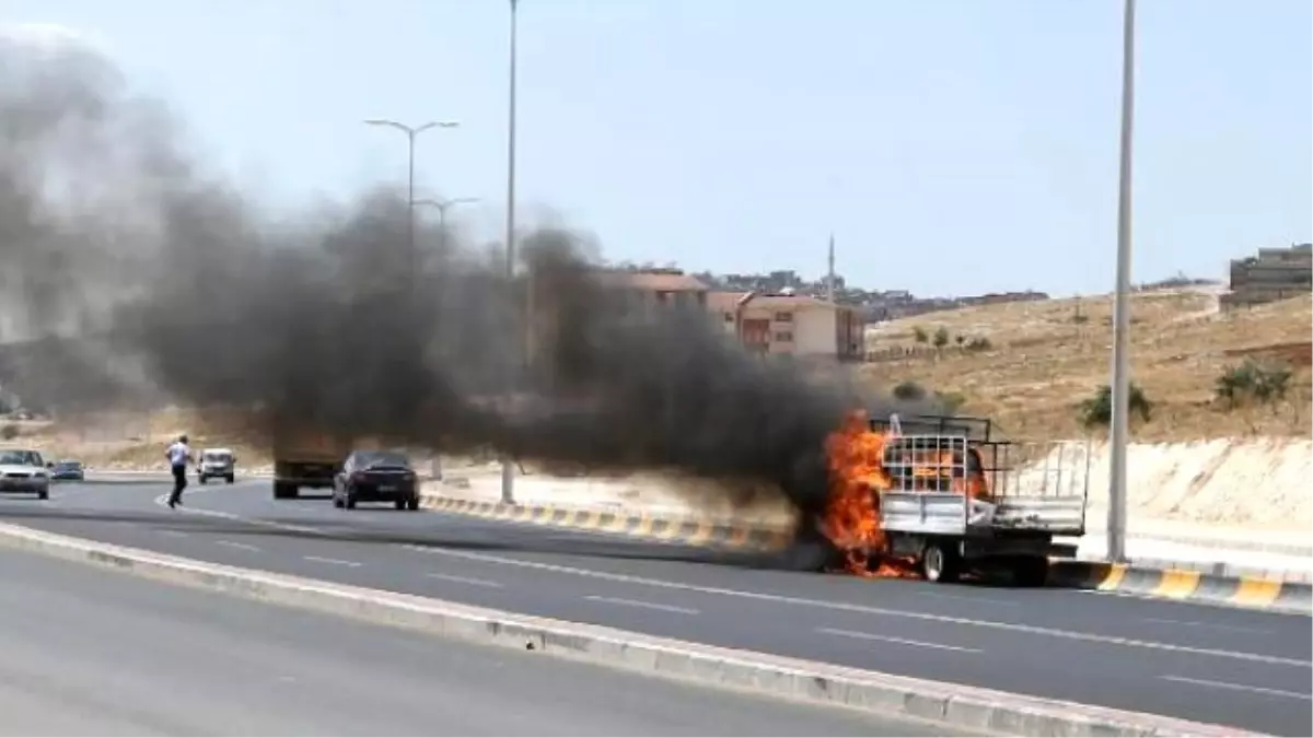 Gaziantep\'te Seyir Halindeki Kamyonet Alev Aldı