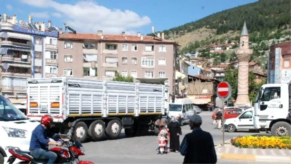 Girilmez" Levhasına Uymayan Sürücüler Trafiği Aksatıyor