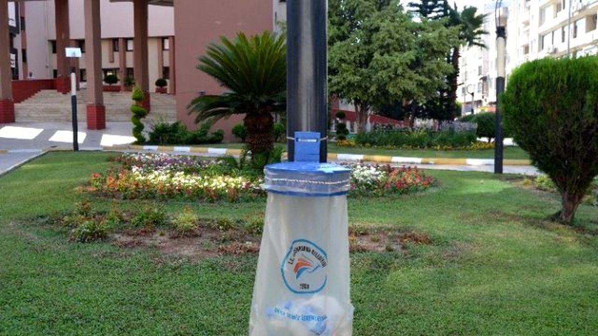 İskenderun Caddelerinde Poşetli Portatif Çöp Kutuları Dönemi