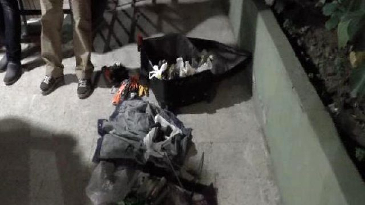 Kadıköy\'de Bavuldan El Yapımı Bomba Çıktı