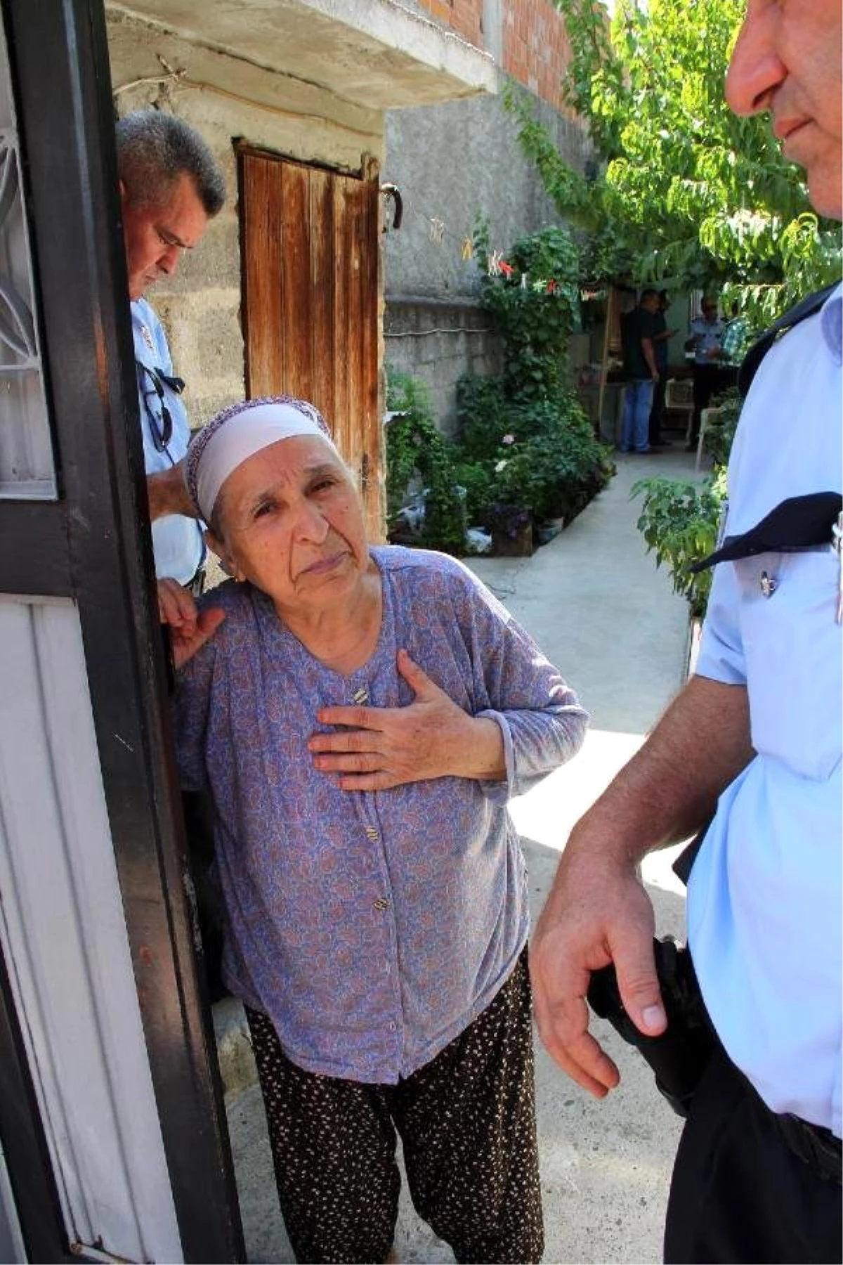 Kapıya Gelen Dolandırıcıya Para ve Altınlarını Verdi