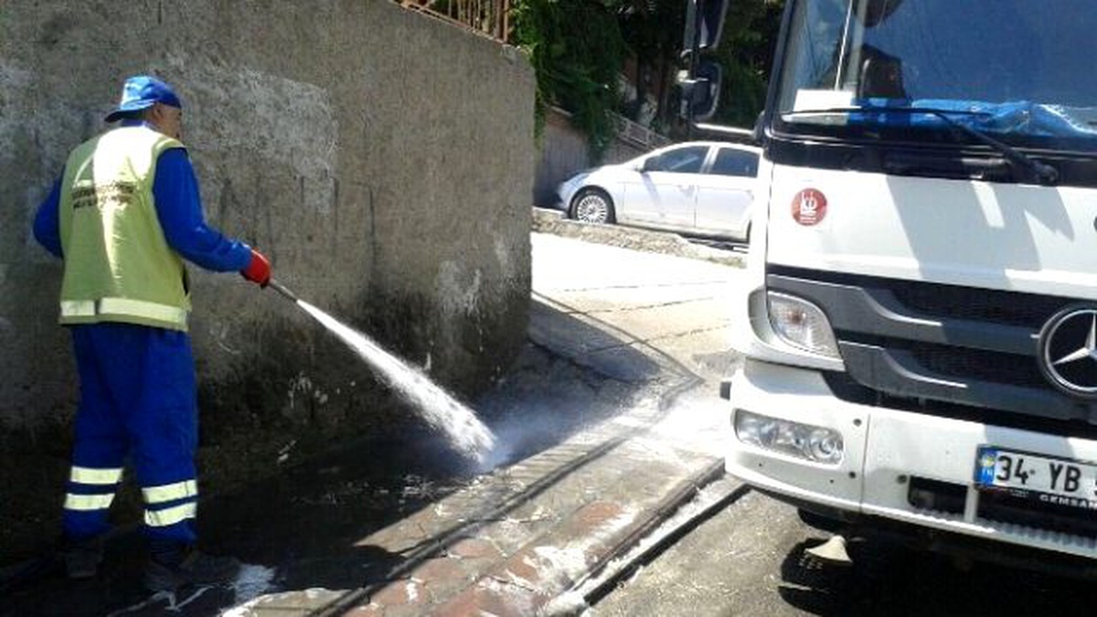 Keçiören Belediye Sokakları Köpüklü Suyla Yıkıyor