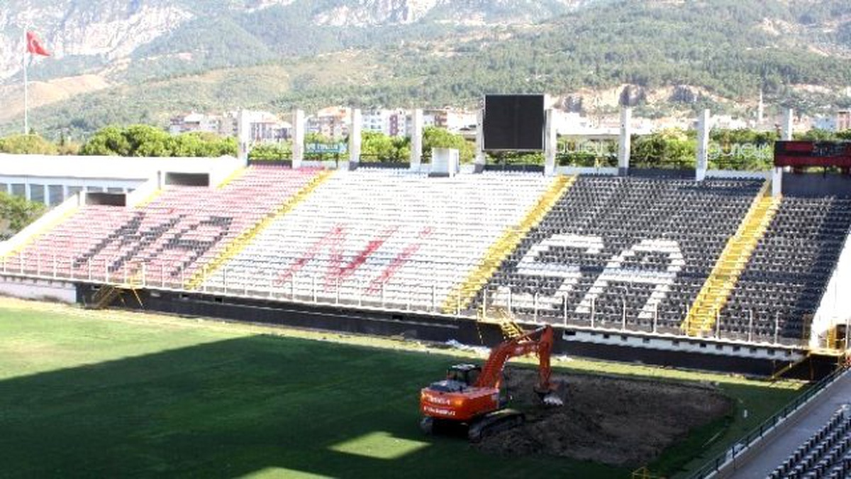Manisa 19 Mayıs Stadının Zemini Yenileniyor