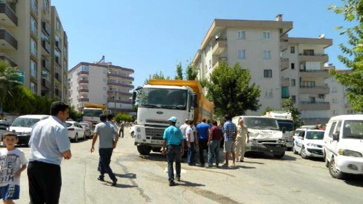Mudanya\'da Freni Boşalan Kamyon 14 Aracı Biçti