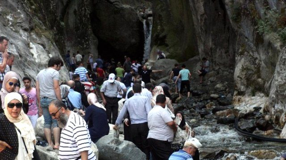 Sıcaktan Bunalan Vatandaşlar Buz Gibi Şelalede Serinliyor