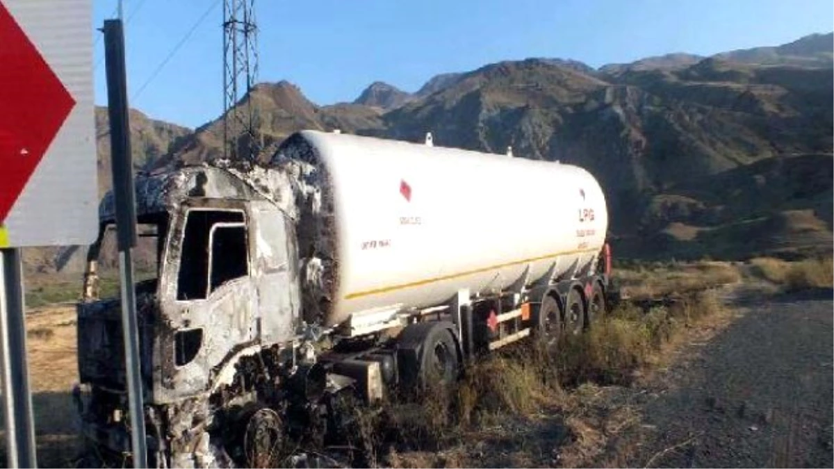 PKK Iğdır- Erzurum Karayolunu Kesip 12 Tır, Kamyon ve Otomobili Yaktı
