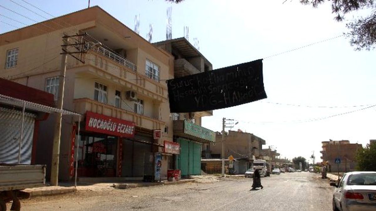 Suruç\'ta Ev ve İş Yerlerine Siyah Örtüler Asıldı