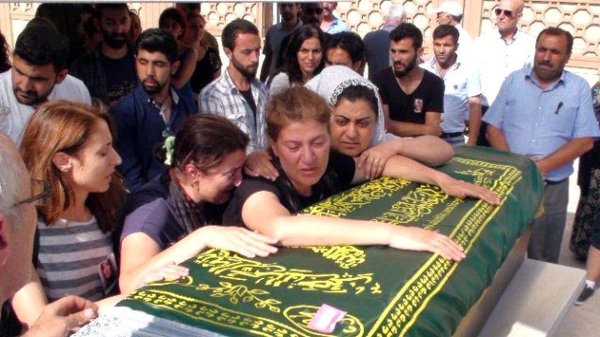 Suruç'taki Patlamada Ölen Arkadaşlar Yan Yana Toprağa Verildi