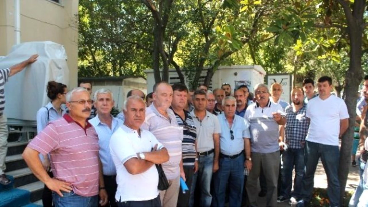 Tekirdağ\'da 65 Minibüs Şoförü Büyükşehir Belediyesini Alkışlayarak Protesto Etti