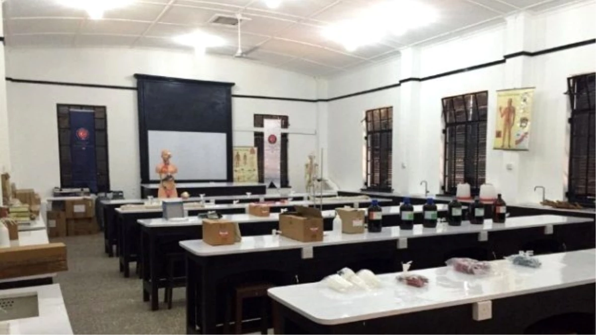 Tika\'dan Gana\'da Akra Achımota Lisesi Bilim Laboratuvarı\'na Donanım Desteği