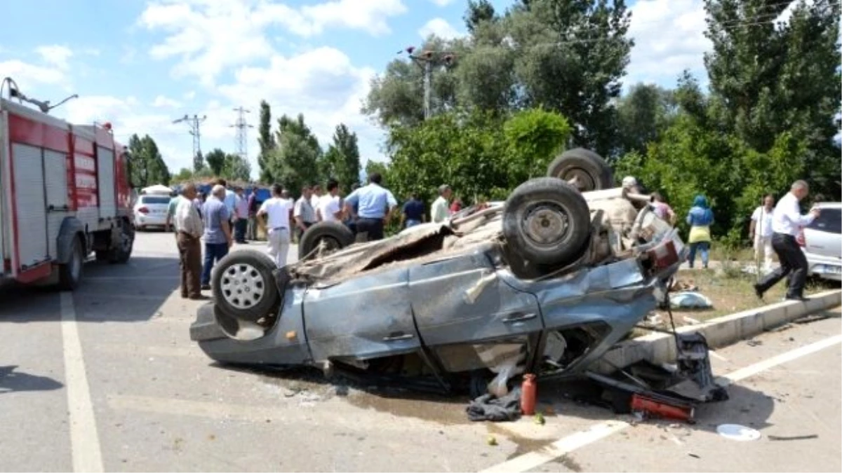Tokat\'ta 3 Araç Birbirine Girdiği Kazada 4 Kişi Yaralandı
